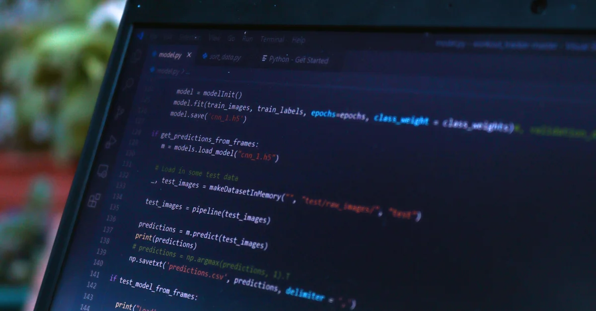 Vue rapprochée d'un écran d'ordinateur affichant du code dans un environnement de développement logiciel.