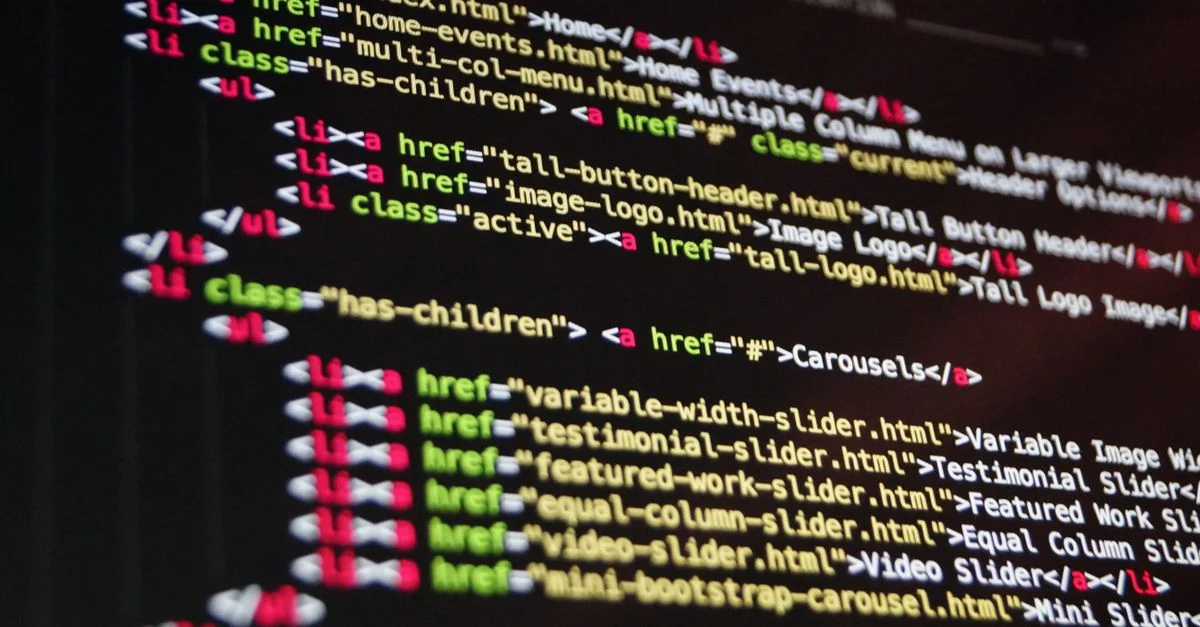 Gros plan sur du code HTML mis en évidence dans des couleurs vibrantes sur un écran d'ordinateur.
