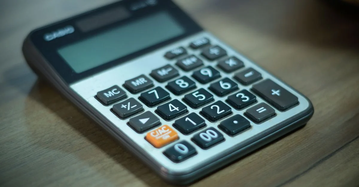Calculatrice numérique reposant sur une table en bois, mise au point sélective.